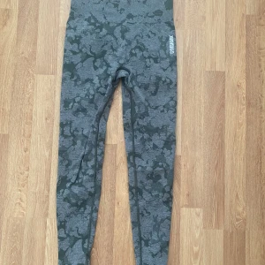 Träningstights gymshark - Träningstights från Gymshark. Helt oanvända. Kan tyvärr inte se eller minnas storlek, men antingen S eller M. Passar mig som annars har M och är 174 cm.