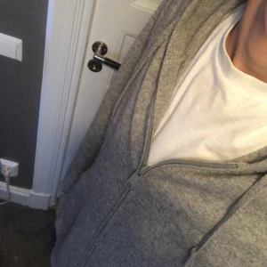 Vince kasmirblandning  zip - Vince  grå kasmirblandning  zip hoodie, säljer då den är lite för stor på mig i armarna men annars inga fel, snygg och bra kvalite. Skriv vid minsta fundering 