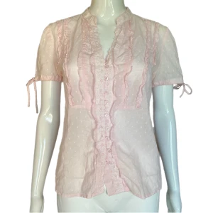 Rosebud Short Sleeve  - Från Rosebud, storlek 38. Genomskinligt material. 100% bomull.  MÅTT: Axel till axel 40cm, Ärmlängd 19cm, Armhåla till armhåla 47cm & Längd (från armhåla och ner) 35cm