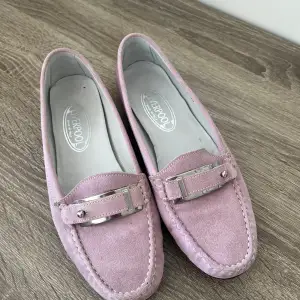 Jättesöta rosa loafers från märket liverpool. Använda men i fint skick, något smutsiga🌸💞