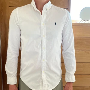 Polo Ralph lauren skjorta - Riktigt fet polo Ralph lauren skjorta. Nyskick. Ny pris 1500 mitt pris 499 så riktigt bra pris. Modellen på bilden är 178. Hör av er vid frågor 