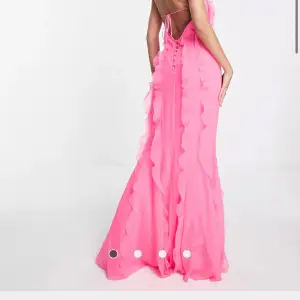 Söker denna klänning, hör av er för jag är väldigt intereserad och köpa klänningen. 