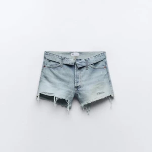 Lågmidjade jeansshorts - Säljer dessa lågmidjade jeansshorts från Zara då de inte passade mig. Köpta för 329kr, helt nya och oanvända. Prislappen är kvar, skriv vid frågor eller fler bilder💕💕