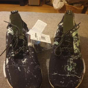 Adidas skor - Adidas NMD R1 PK Helt oanvända med lappar kvar. Finna svarta skosnören som följer med.