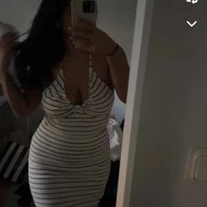 Otroligt snygg klänning från zara  - Använd 1 gång  Nypris 379