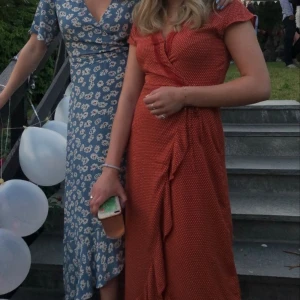 Klänning - Så fin långklänning perfekt till midsommar! Knappt använd 💕‼️