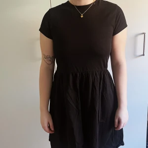 Tshirt Klänning - Denna klänning funkar både till vardags och till fest. Den slutar lite ovanför knäna och är väldigt bekväm.