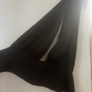 Topp - Svart topp ifrån GINA som knyts på ryggen, så fin i strlk 34