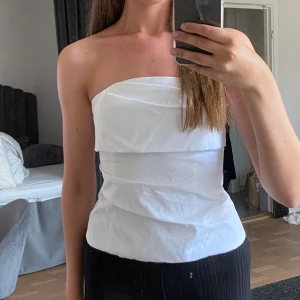 oanvänd topp - zara  - helt oanvänd vit tub-topp från zara med lapparna kvar❤️i storlek XS
