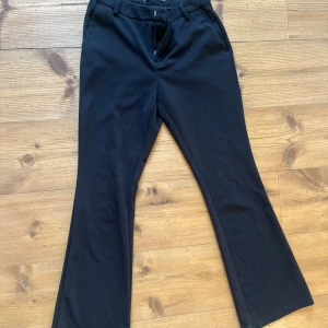 Flare kostymbyxor  - Superfina utsvängda kostymbyxor 