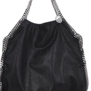 Stella mccartney väska - Vet ej vilken storlek den är men den är stor! Äkta! Nypris runt 10000kr💕 Den har inga synliga defekter utanpå dock en bläck fläck (se sista bilden), den har två små hål i botten bara på innertyget men det går nog o sy ihop! Skriv för mer info