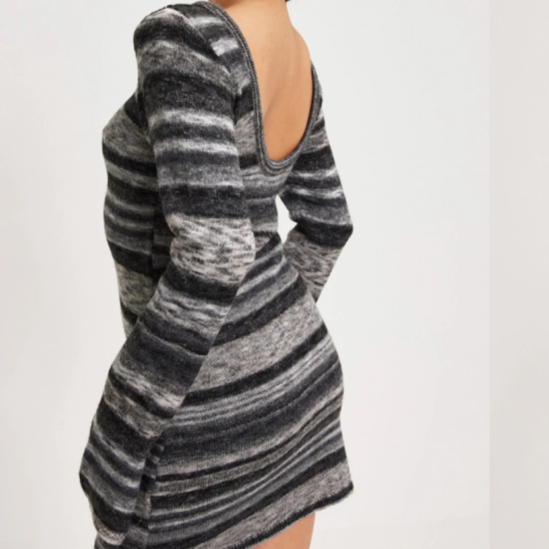 SVART STICKAD KLÄNNING - 90