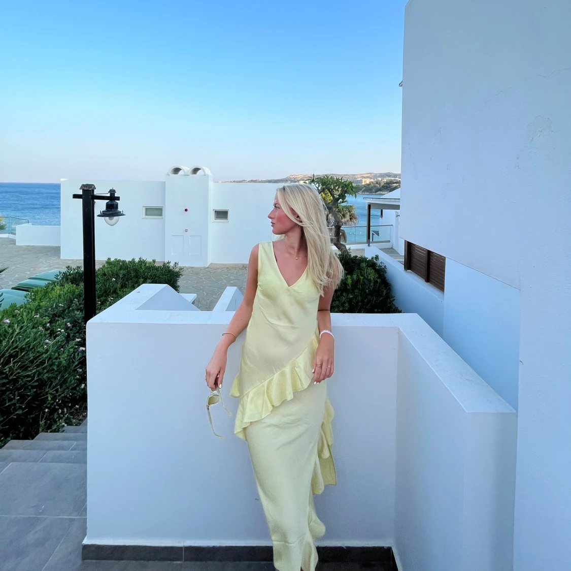 Gul långklänning med volanger  - 91