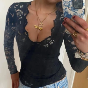 Spets topp - Superfin spelstopp från Gina i bra skick förutom ett litet hål i en av ärmarna som säkert går att fixa snabbt, storlek m men sitter som s❤️ 