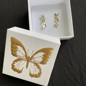 Carolina Gynning Butterfly  - Carolina Gynning örhängen  Fjärilar på rad  