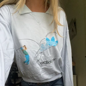 Sweatshirt adidas - Superfin sweatshirt från adidas. Storleken syns inte på lappen men uppskattar den till en M. :)
