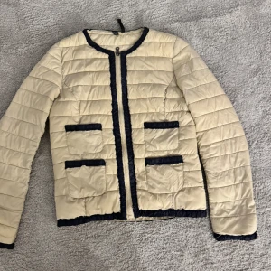 Vårjacka  - Jättefin vårjacka från Mango i superfint skick! Säljer endast vid bra bud! 