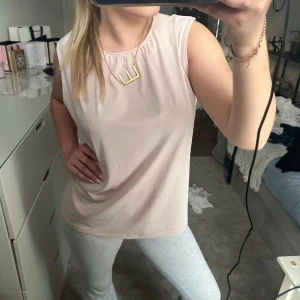 Jättefin blus från STOCKHLM💓 - Använd fåtal gånger och därav mycket bra skick.  Blusen har en dragkedja på ryggen. 