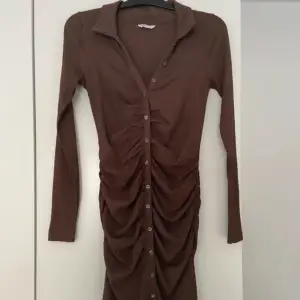 Brun klänning från Cubus, använd Max 1-2 gånger så väldigt fint skick!  Finns på flera köp & sälj sidor 