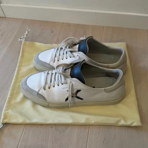 Axel Arigato 90 Bird Sneaker - Säljer ett par stilrena Arigatos till sommaren! Skick 8/10, använda men mycket liv kvar. Lämna gärna ett pris förslag eller annat. Storlek UK 11 men passar mig som har 45