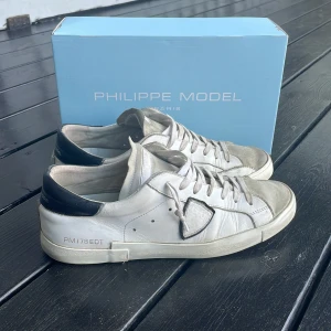 Philippe Model skor - Ett par använda Philippe Model i bra skick som säljes. Storlek 45 Köpt på MIINTO, kvitto finns Box medföljer Storlek 45