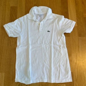 Lacoste piké  - Tjena säljer min Lacoste piké då den blivit för liten. Den är i storlek 176. Men skulle säga att den passar dom som bär Storlek S. Den är i väldigt bra skick då den använts varsamt. Nypris kostar den runt 900kr .Skriv vid fler frågor.