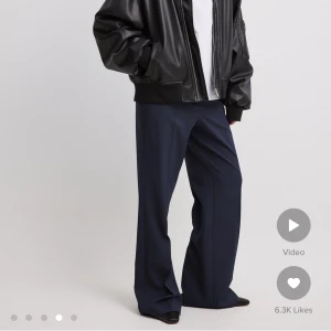 Marinblå kostymbyxor  - Marinblåa kostymbyxor med medelhög midja! Endast använda en gång!