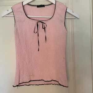 Topp - Coquette topp i bra skick. Superfin med rosett. Den är lite croppad.