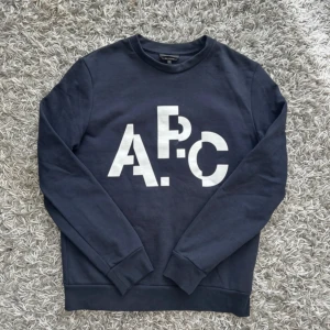 A.P.C sweatshirt  - Galet snygg och sällsynt A.P.C sweatshirten🤩 Strl S (är ca 185 o den är lite liten) skick: 9/10🔝 Nypris: Ca 2500🔴 Mitt pris: 759🟢 hör av vid några funderingar mvh EBRESELL☝🏼