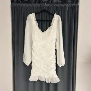Säljer denna jätte fina klänningen perfekt till skolavslutning. Den är helt ny och prislappen sitter kvar, Stl Xs-S. Tryck på köp nu!!❤️❤️ Pris går att diskuteras