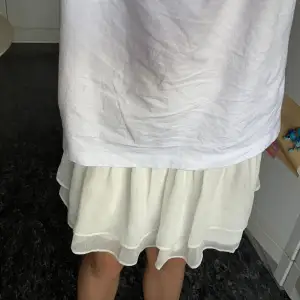 Vit kjol från Åhléns, kan förekomma få detekter men inget man tänker på. Den är i storlek 146-152.  Säljer på grund av att den inte används längre. 