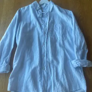 Säljer min ljus blåa linne skjorta från zara. Den är knappt använd och är i nyskick✅ pris kan diskuteras