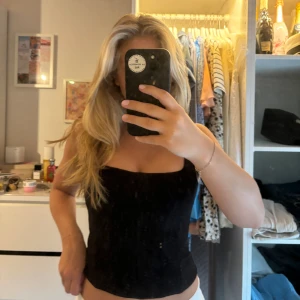 Topp från Zara - Slutsåld topp från Zara. Säljer för 350kr, aldrig använd. Storlek S