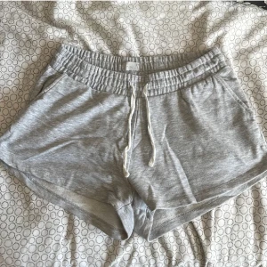 två mjukisshorts - 2st mjukisshorts i storlek M, inga tecken på användning :)