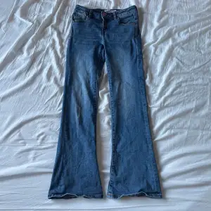 Lågmidjade jeans från lager 157, super fina på, varit en av mina favoriter men som synd är växt ut ur, inga hål eller problem