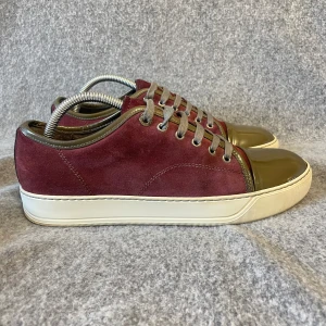 Lanvin skor - Vinröd🍷 lanvin skor! Väldigt trendig modell. Skicket är otroligt bra 9/10. Endast skorna ingår. Storlek 40(uk6) passar 41,5. Skriv vid frågor 🙌🏻☺️