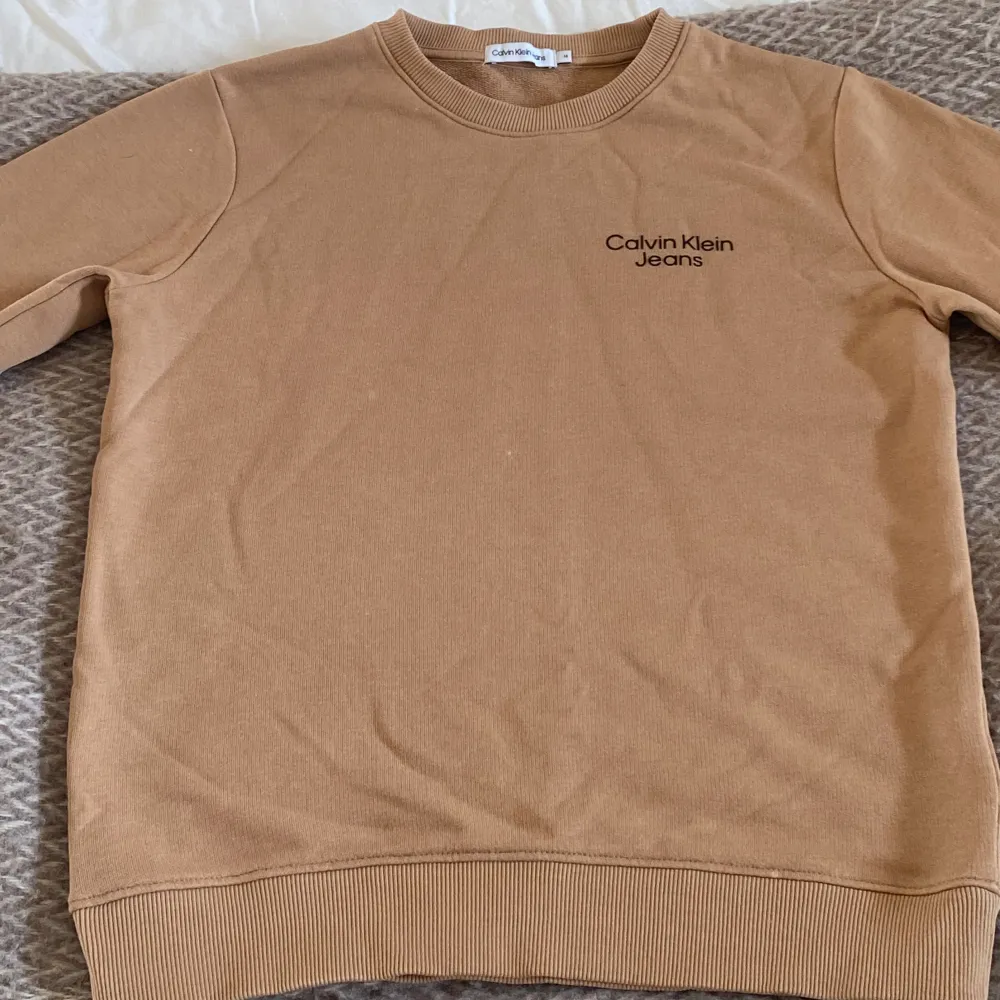 Biege/brun Calvin Klein tröja | Ny skick (10/10) | Säljer på grund av för liten, ny pris≈1000| Hör av dig om du har några funderingar✅💯. Tröjor & Koftor.