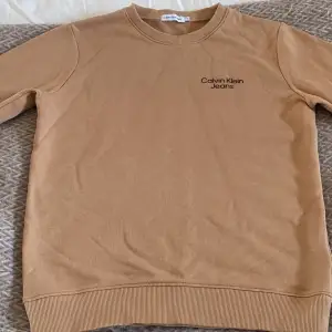 Biege/brun Calvin Klein tröja | Ny skick (10/10) | Säljer på grund av för liten, ny pris≈1000| Hör av dig om du har några funderingar✅💯
