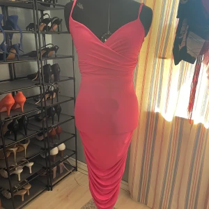 Snygg sommarklänning - Snygg klänning från SHEIN. ”Butt scrounge” i bak, bekväm och snygg till sommaren🩷 i nyskick