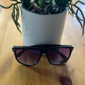 Identiska Solglasögon - Ray Ban Boyfriend - De här glasögonen är identiska med Ray Ban Boyfriend och ser nästan exakt likadan ut. De ligger på ett lågt pris nu och kommer förmodligen höjas lite senare så passa på nu och köp dom här fina solglasögonen inför sommarn. Har flera styckna inne nu!!