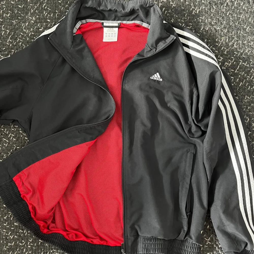 Svart Adidas tracksuit jacka i storlek M . Jackor.