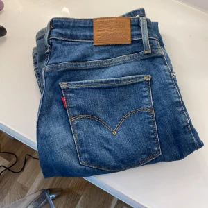 Levis jeans - Jättefina Levis jeans. Köpta för 1200kr nya. Skulle nog beskriva dem som midwaist💗skriv vid intresse!