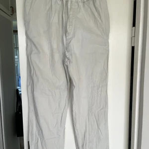 Zara ”linne byxor” - Helt ok skick, därför jag säljer dom för endast 99kr. Strlk S. Skicket är bättre än de ser ut på bilderna 