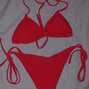 Röd bikini från shein, ny köpt och aldrig använd. Bikinin är i storleken S men är liten i storlek. Bikini underdelen är lågmidjad och säljer pågrund av att den var för liten.