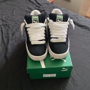 Puma suede xl black-puma white - Skorna är i bra skick har inte använt så jätte mycket och man får även med lådan om man skulle vilja ha det 