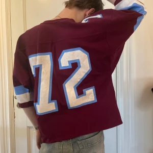 Vintage vinröd bli vit jersey sportig athletic graphic tee oversized  - Vintage oversized fotbolls jerseys i vinröd, vit och blå med tryck av siffror 🏈🏈