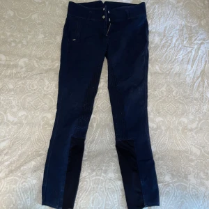 Horze -Daniela- ridbyxor😍 - enkla och sköna ridbyxor som ser bra ut på alla modeller, silikonhelskodda! 🐴  • Fin design med högmidja (högre i ryggen) för stöd.  • silikon tryck säte 💺  För bilder hur dom sitter på, skriv! 🥰 Stl 40 men passar mig som har S  Nypris 1090kr 