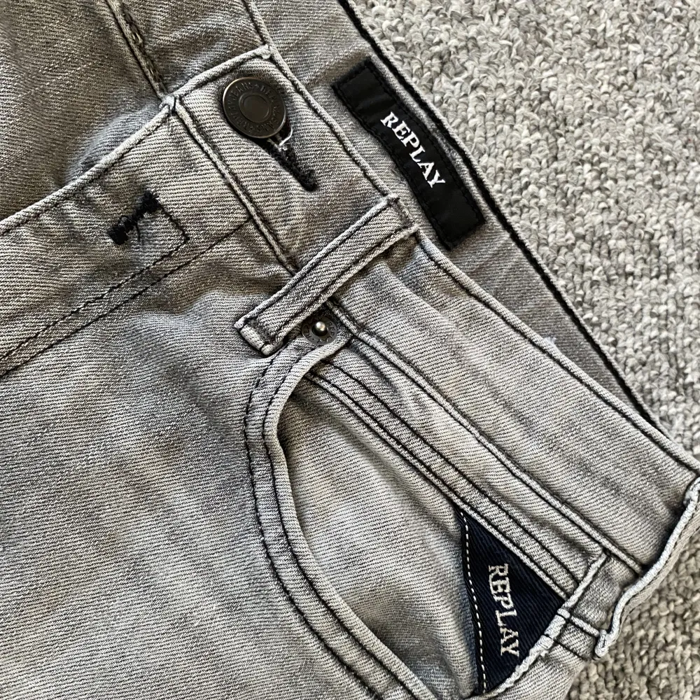 Ett feta par gråa replay jeans (använda) sitter skönt o e riktigt feta. Jeans & Byxor.