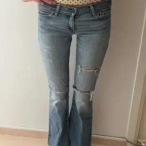 Jättesnygga Low waist jeans, obs defekter på sista två bilderna. Hålet vid rumpan är sytt så man ser inte igenom 💗