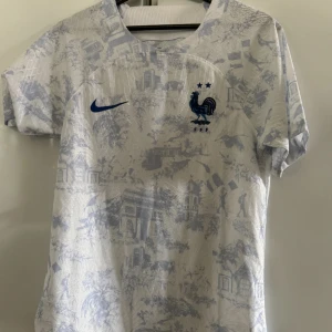 Frankrike performance  - Säljer min Frankrike landslags t-Shirt performence bra stick 10/10